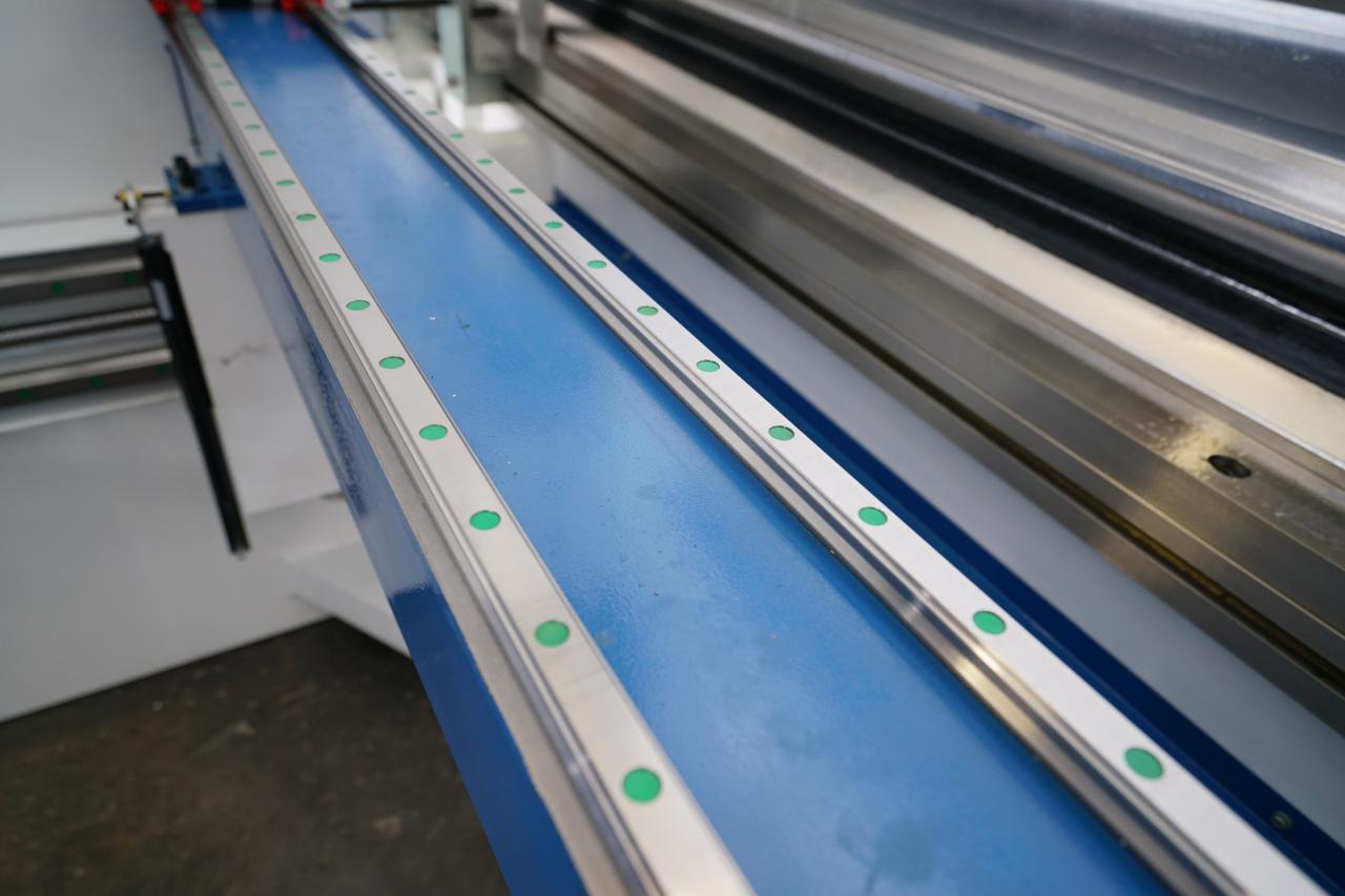 4 Axis Cnc Tandem Press Brake With Delem Da58t 2d Graphical Controller 4 ass Cnc tandēma presēšanas bremze ar Delem Da58t 2d grafisko kontrolieri