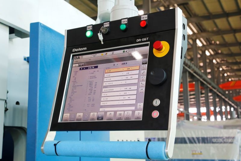 4 Axis Cnc Tandem Press Brake With Delem Da58t 2d Graphical Controller 4 ass Cnc tandēma presēšanas bremze ar Delem Da58t 2d grafisko kontrolieri