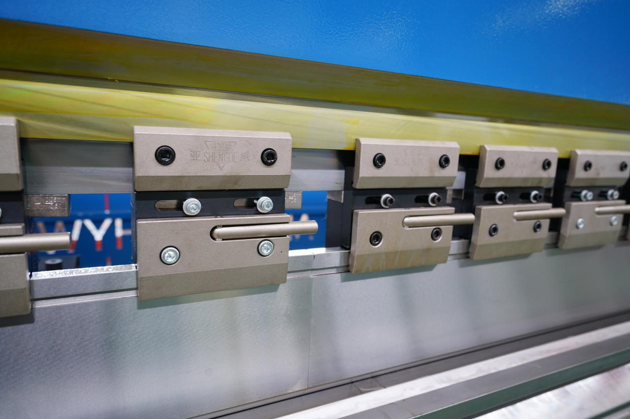 4 Axis Cnc Tandem Press Brake With Delem Da58t 2d Graphical Controller 4 ass Cnc tandēma presēšanas bremze ar Delem Da58t 2d grafisko kontrolieri