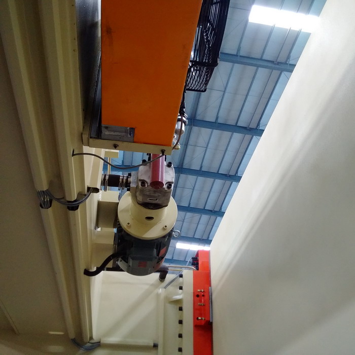 4 Axis Cnc Tandem Press Brake With Delem Da58t 2d Graphical Controller 4 ass Cnc tandēma presēšanas bremze ar Delem Da58t 2d grafisko kontrolieri