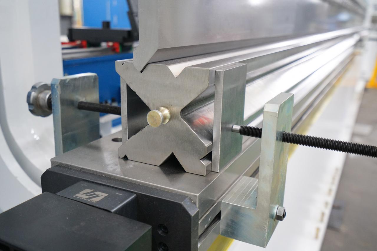 4 Axis Cnc Tandem Press Brake With Delem Da58t 2d Graphical Controller 4 ass Cnc tandēma presēšanas bremze ar Delem Da58t 2d grafisko kontrolieri