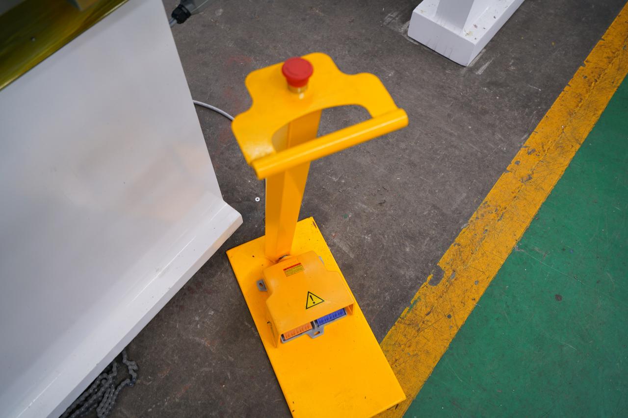 4 Axis Cnc Tandem Press Brake With Delem Da58t 2d Graphical Controller 4 ass Cnc tandēma presēšanas bremze ar Delem Da58t 2d grafisko kontrolieri