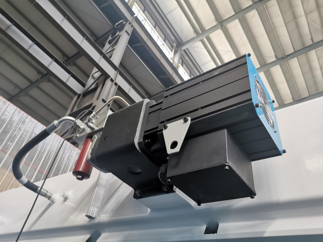 4 Axis Cnc Tandem Press Brake With Delem Da58t 2d Graphical Controller 4 ass Cnc tandēma presēšanas bremze ar Delem Da58t 2d grafisko kontrolieri