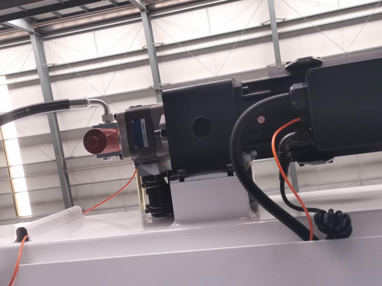 4 Axis Cnc Tandem Press Brake With Delem Da58t 2d Graphical Controller 4 ass Cnc tandēma presēšanas bremze ar Delem Da58t 2d grafisko kontrolieri