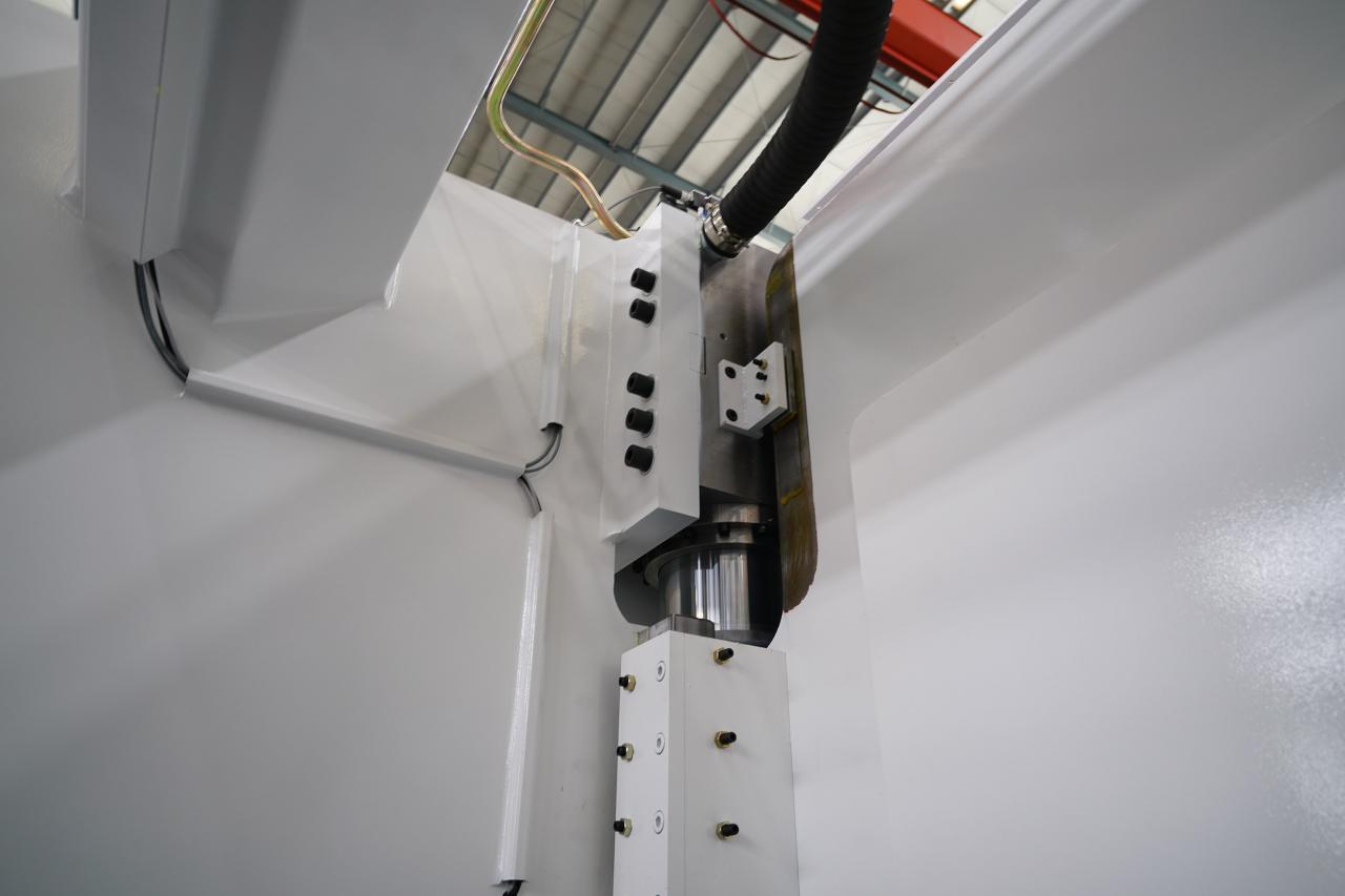 4 Axis Cnc Tandem Press Brake With Delem Da58t 2d Graphical Controller 4 ass Cnc tandēma presēšanas bremze ar Delem Da58t 2d grafisko kontrolieri