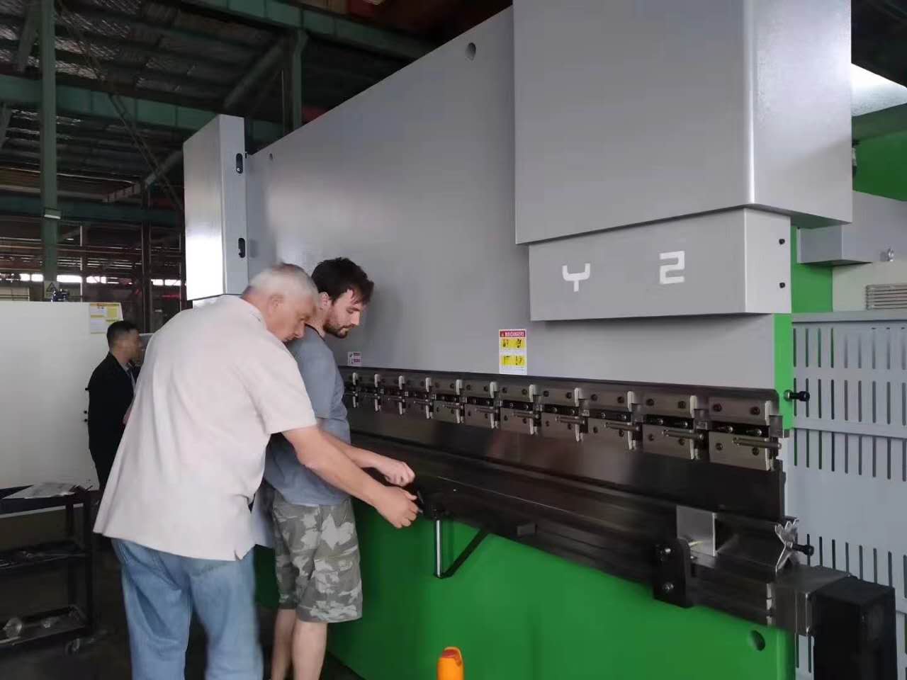 63 tonnu metāla tērauda loksnes plākšņu liekšanas mašīna CNC hidrauliskā preses bremze metāla apstrādei