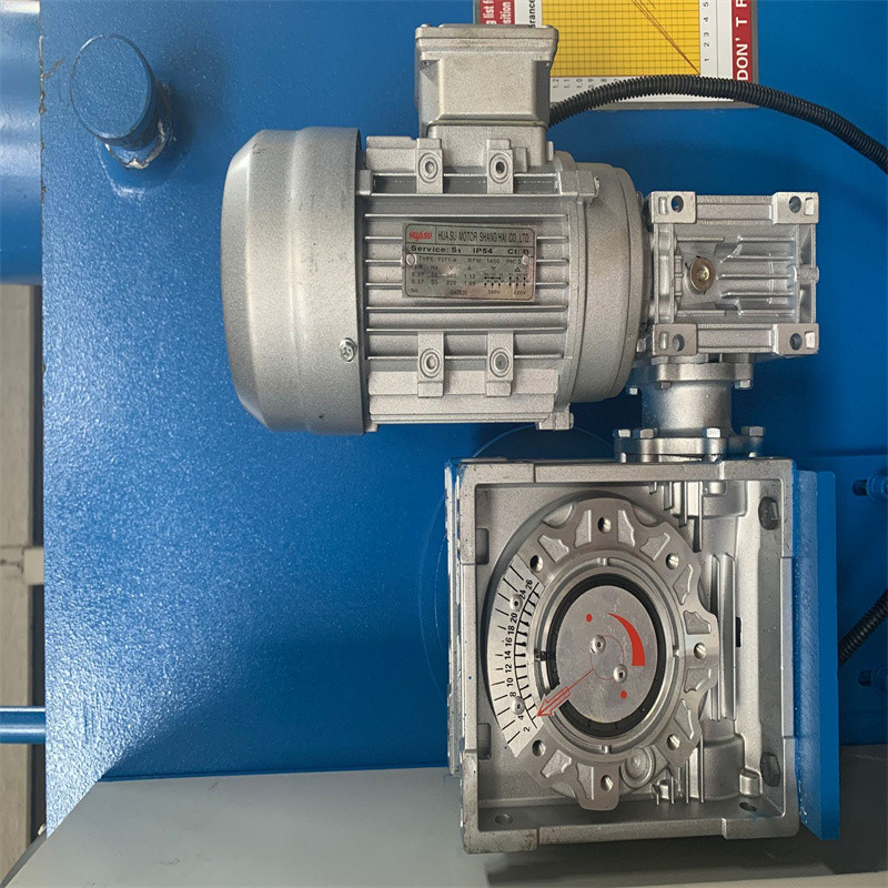 6mmx3200mm lieljaudas automātiska CNC hidrauliskā lokšņu metāla tērauda plākšņu griešanas mašīna