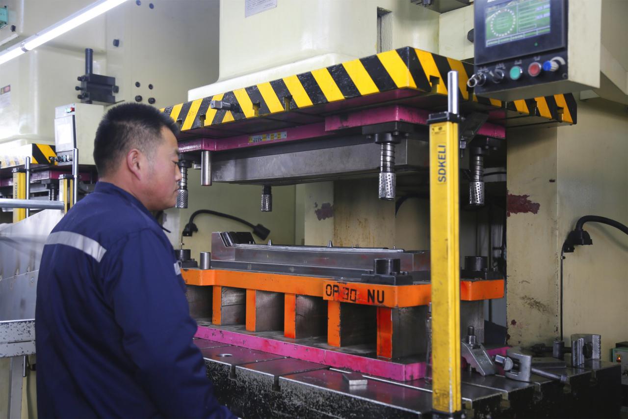 80 tonnu CNC caurumošanas mašīna cena C rāmja jaudas prese Mazā hidrauliskā presēšanas iekārta