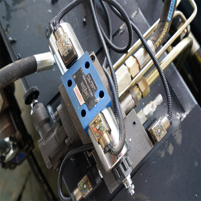 CNC presēšanas bremze ar fotoelektrisko aizsargu, elektrohidraulisko sinhrono liekšanas mašīnu