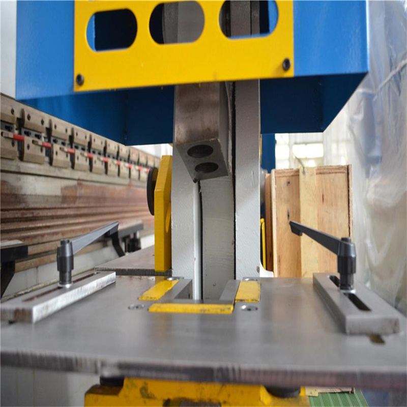 Augstas kvalitātes plākšņu liekšanas CNC hidrauliskā dzelzs strādnieku mašīna caurumošanas preses mašīna