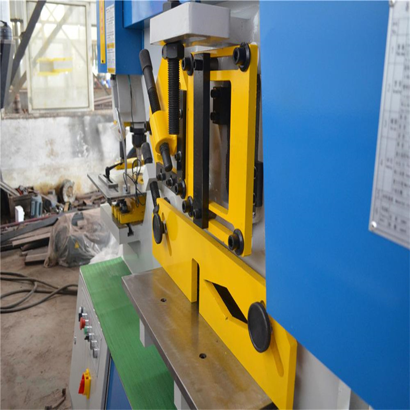Augstas kvalitātes plākšņu liekšanas CNC hidrauliskā dzelzs strādnieku mašīna caurumošanas preses mašīna