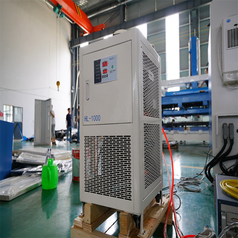 Ūdens dzesēšanas automātiskā CNC metāla šķiedras lāzera griešanas mašīna 1500w