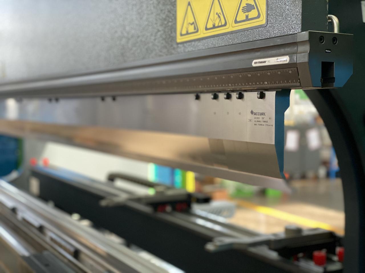 China 220t Cnc Bending Machine 6+1 Axis Hydraulic Press Brake Price Ķīna 220t CNC liekšanas mašīna 6+1 ass hidrauliskās preses bremžu cena