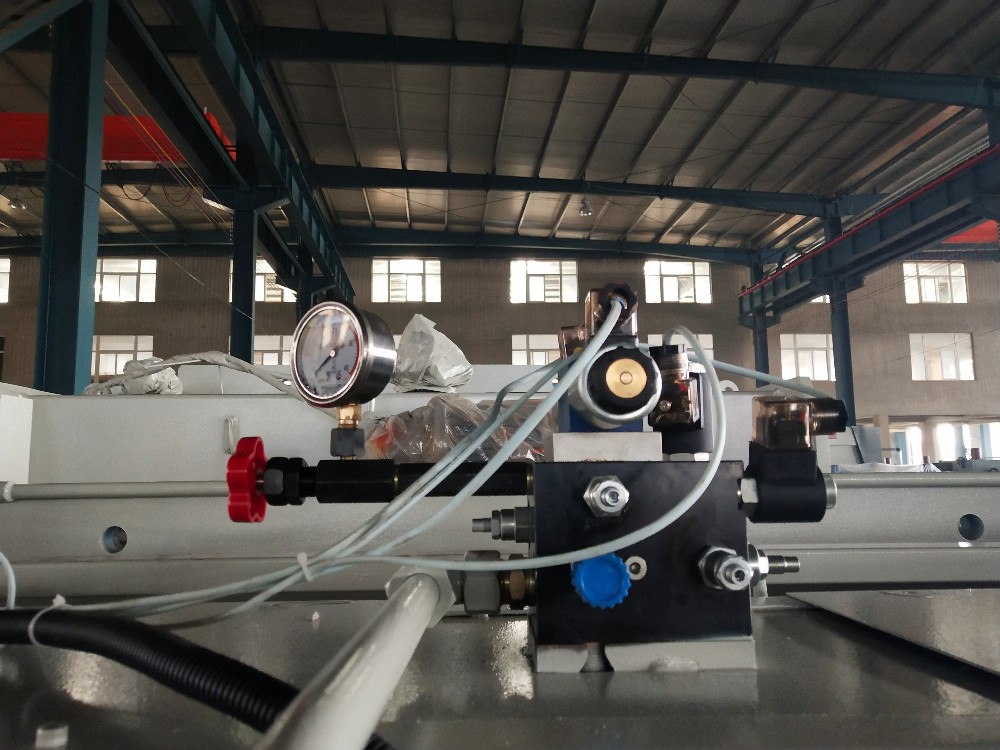 Ķīnas metāla hidrauliskā presēšanas bremžu iekārta par saprātīgu cenu