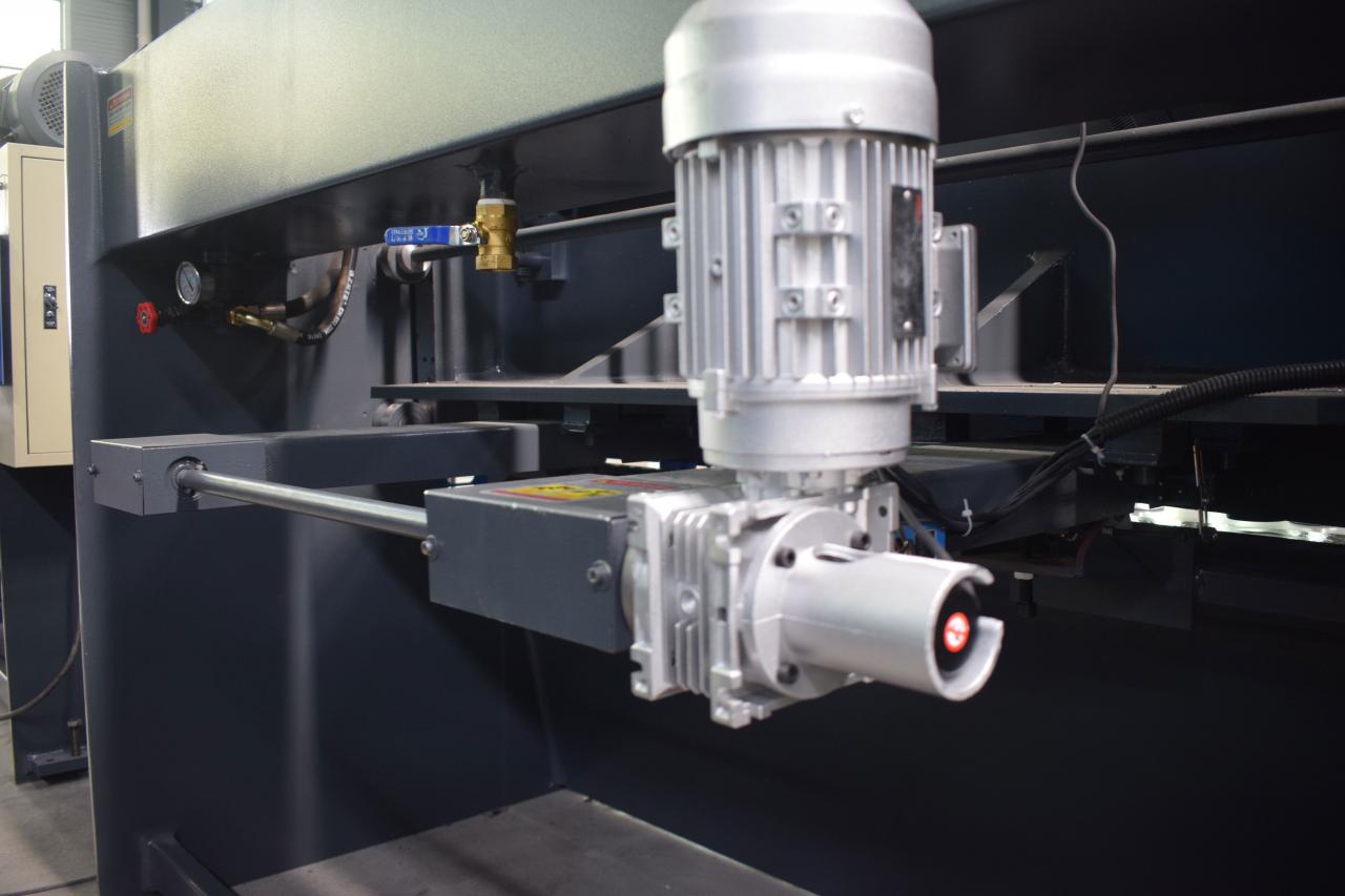 CNC lokšņu metāla griešanas mašīna Tērauda plākšņu hidrauliskā griešanas mašīna